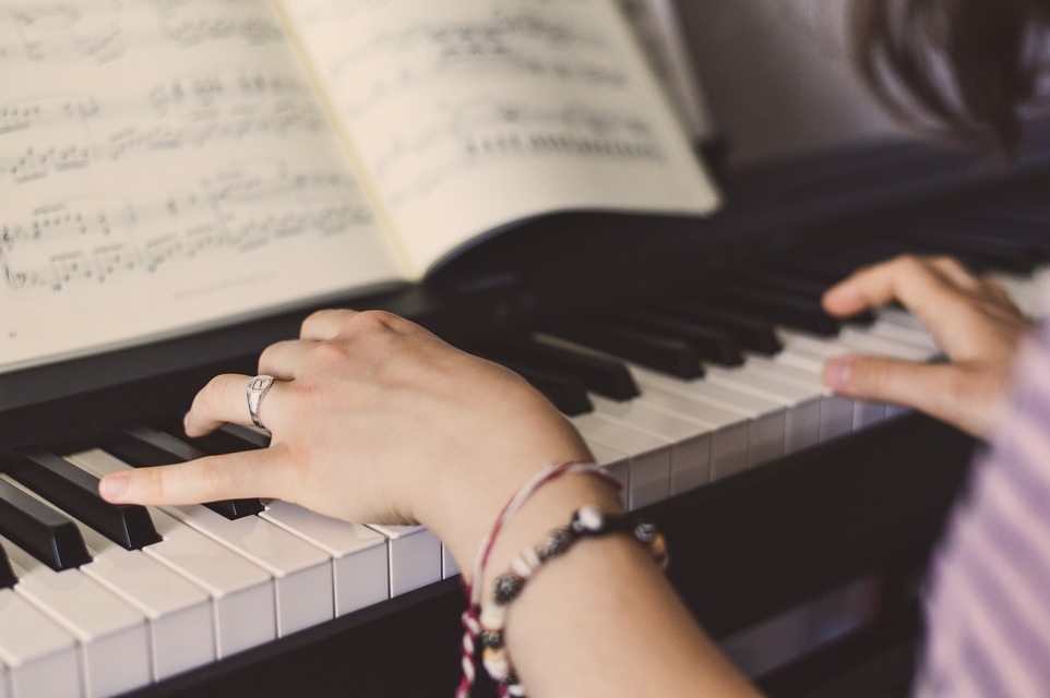 Des cours de piano en ligne : pourquoi pas ?