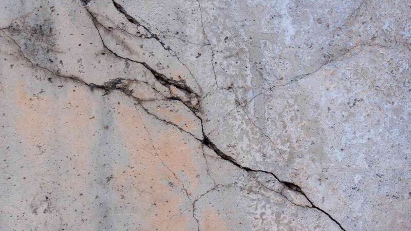 Terrasse en béton fissurée : les causes et les seuils d&rsquo;alerte