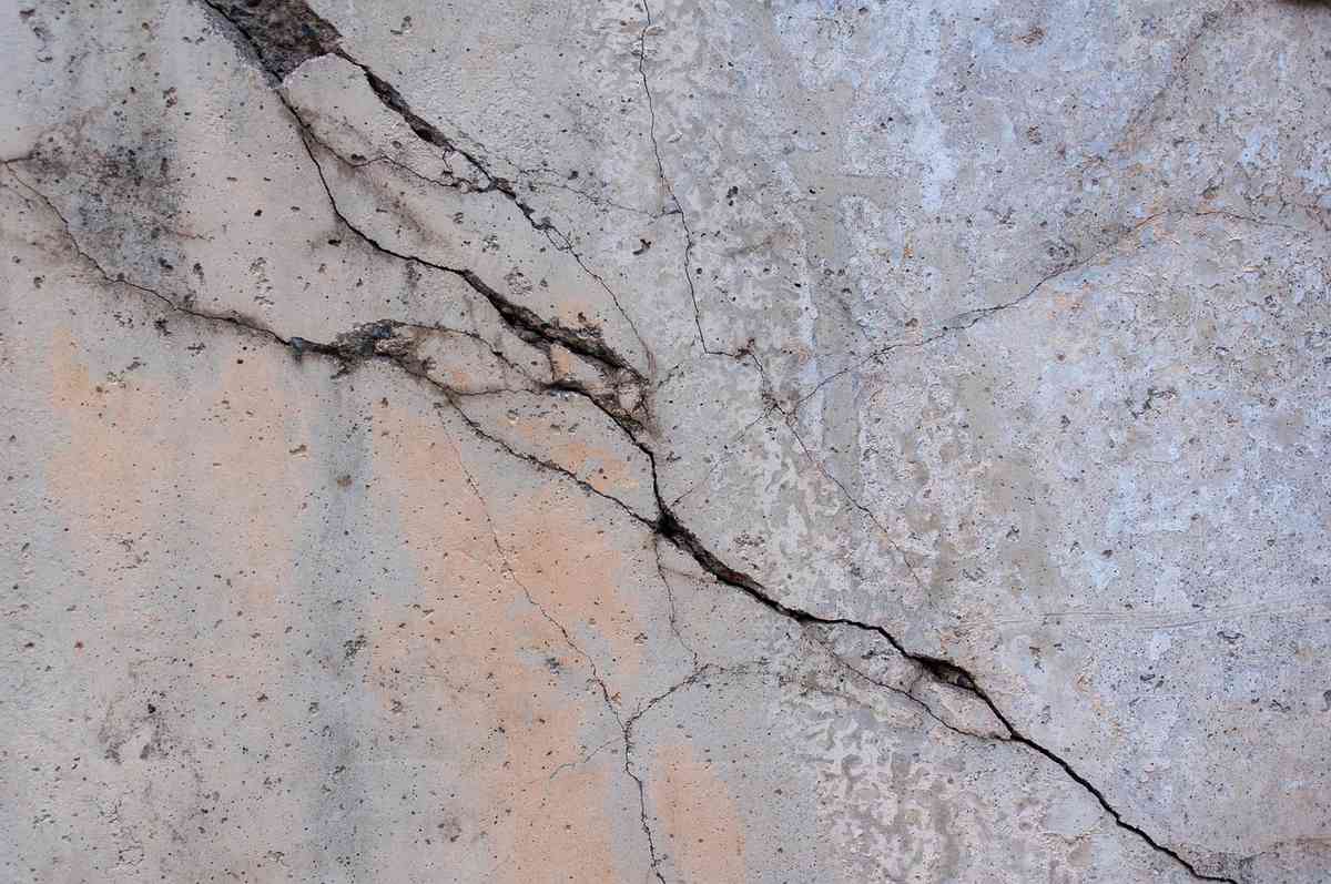 Terrasse en béton fissurée : les causes et les seuils d&rsquo;alerte