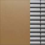 Fenêtre avec volets roulants en position ouverte, lumière naturelle, mur beige