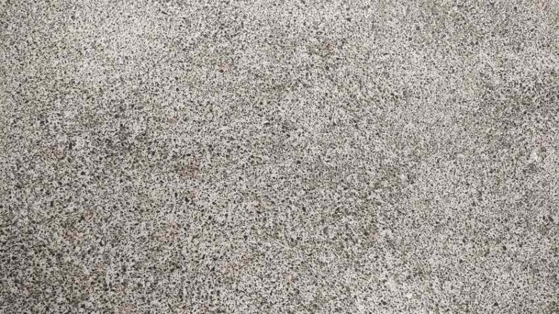 Béton balayé après infiltration : la dalle tient-elle encore ?