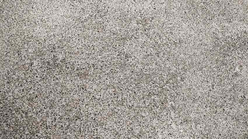 Béton balayé après infiltration : la dalle tient-elle encore ?
