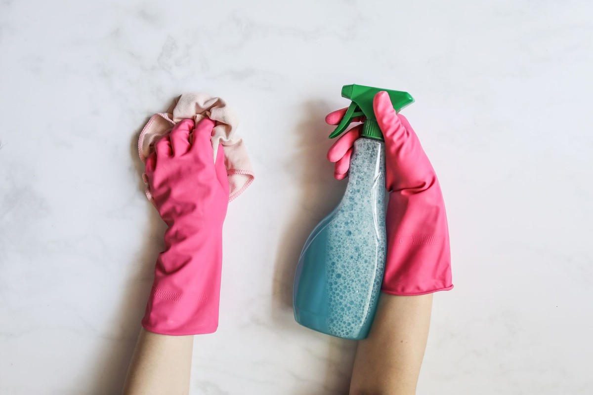 Produits de nettoyage naturels pour assainir une chambre sans produits toxiques.