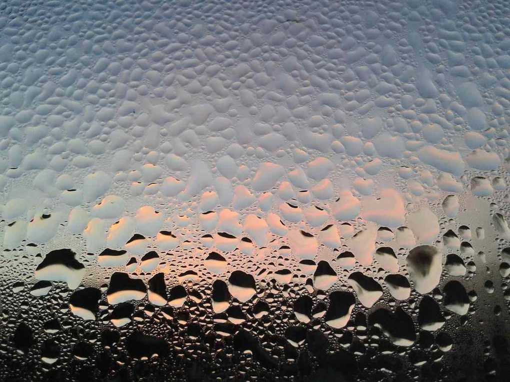 Fenêtre de salle de bain couverte de buée par condensation Fenêtre de salle de bain couverte de buée par condensation