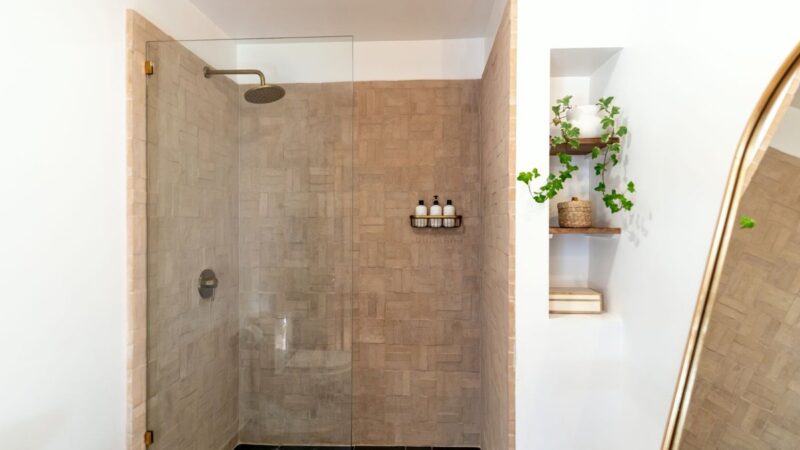 Étagère de douche en acrylique : ce qui fait décoller, ce qui tient
