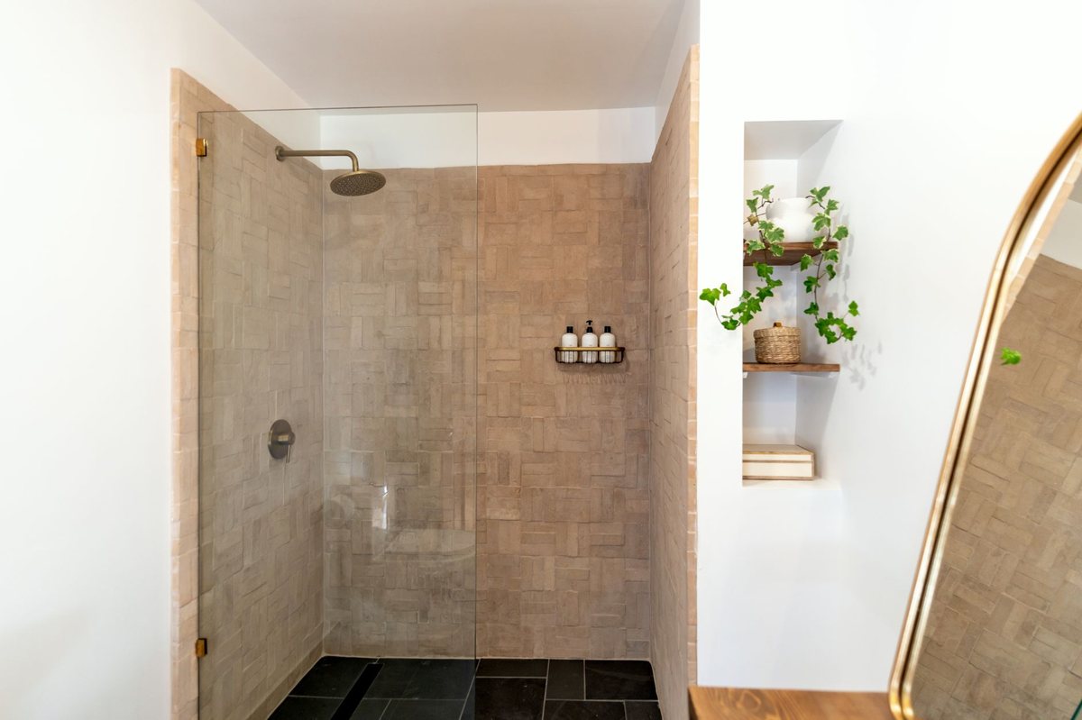 Étagère de douche en acrylique : ce qui fait décoller, ce qui tient