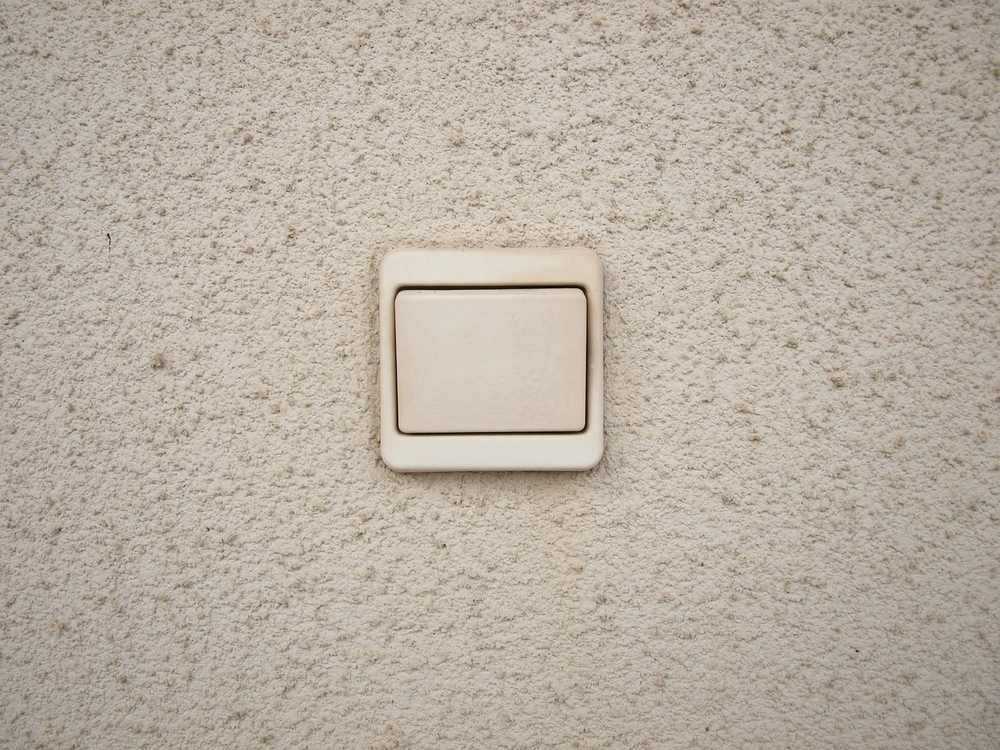 Interrupteur va-et-vient dans un couloir : ce que la norme impose Interrupteur va-et-vient dans un couloir : ce que la norme impose