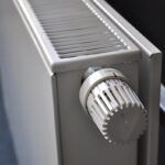 Radiateur blanc avec molette de thermostat sur le côté