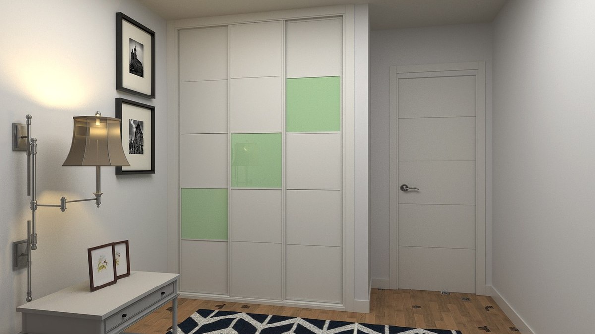 Salle d’entrée avec lampes murales tableau placard et porte