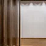 Vue d'un intérieur moderne avec panneaux en bois et mur blanc