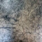 Fissure dans un crépi : vérifier avant de reboucher
