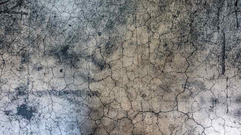 Fissure dans un crépi : vérifier avant de reboucher