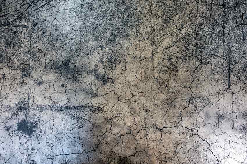 Fissure dans un crépi : vérifier avant de reboucher