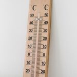 Thermomètre en bois affichant une température autour de 45 degrés Celsius